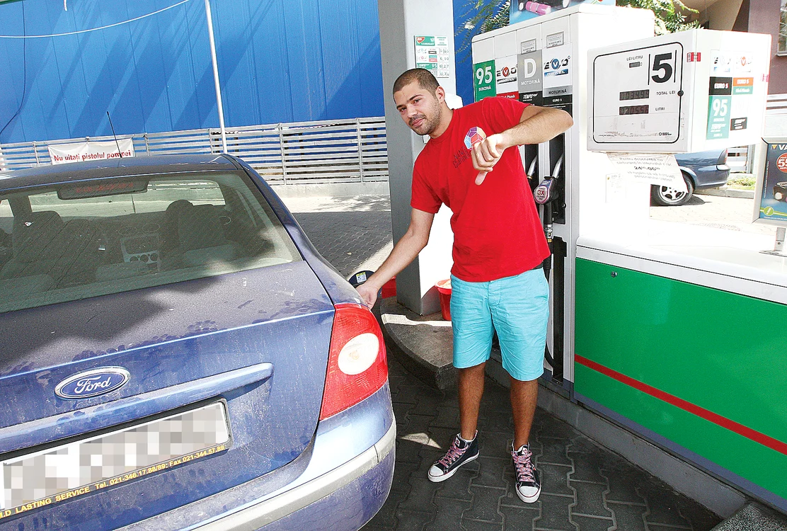 
    În doar o lună şi jumătate, începând cu 31 iulie, preţul carburanţilor a crescut de şase ori  