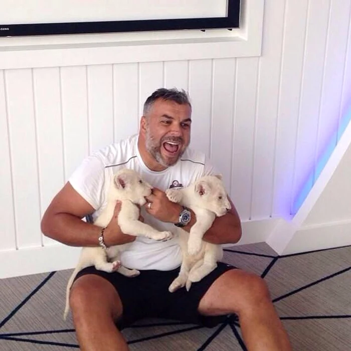 
    Locuitorii savanelor din Africa de Sud venerează leii albi considerându-i fiinţe divine.  