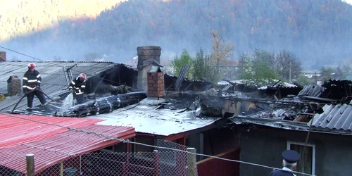 Locuitorii din Salatrucel au descoperit piromanul care le facea „zile fripte”