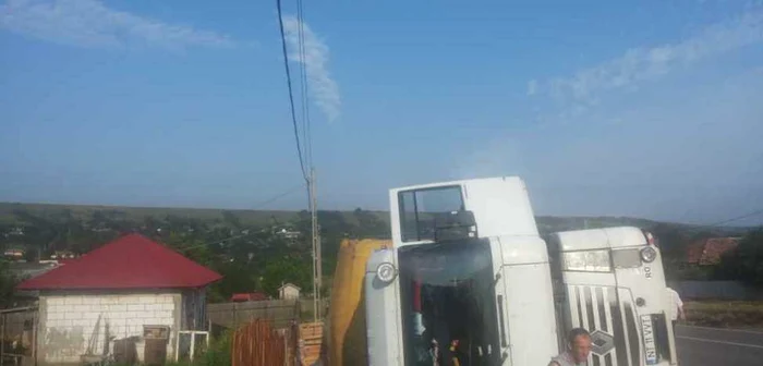 Tirul s-a răsturnat într-o curbă la dreapta