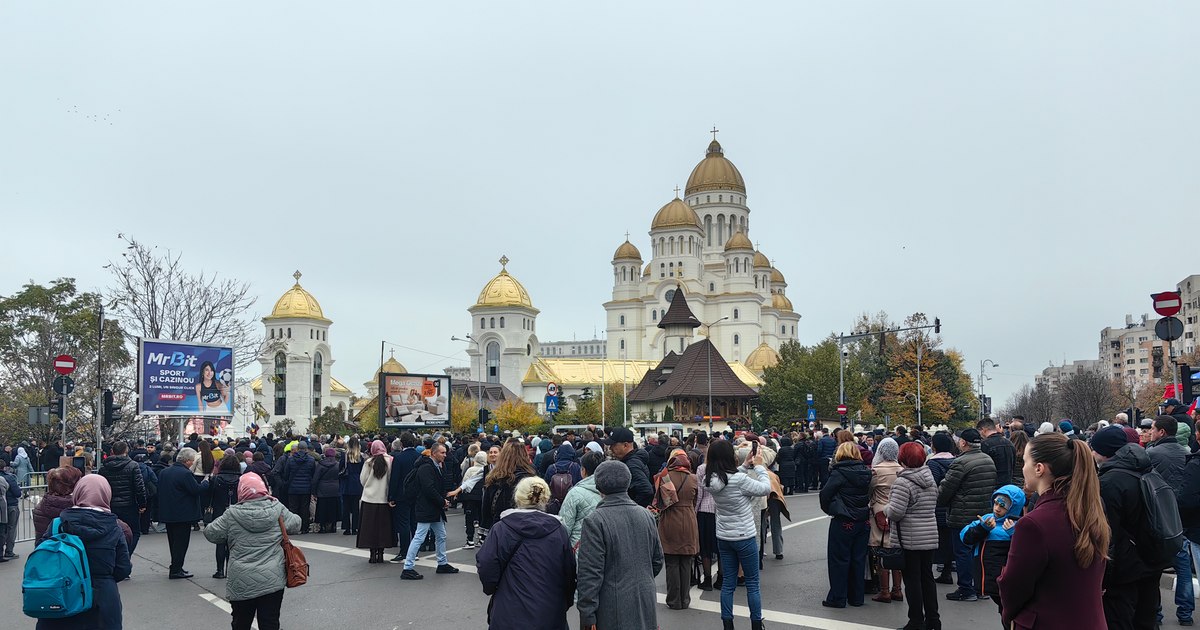 Politicieni huiduiți la sfințirea Catedralei Naționale, susținătorii lui Călin Georgescu protestează.