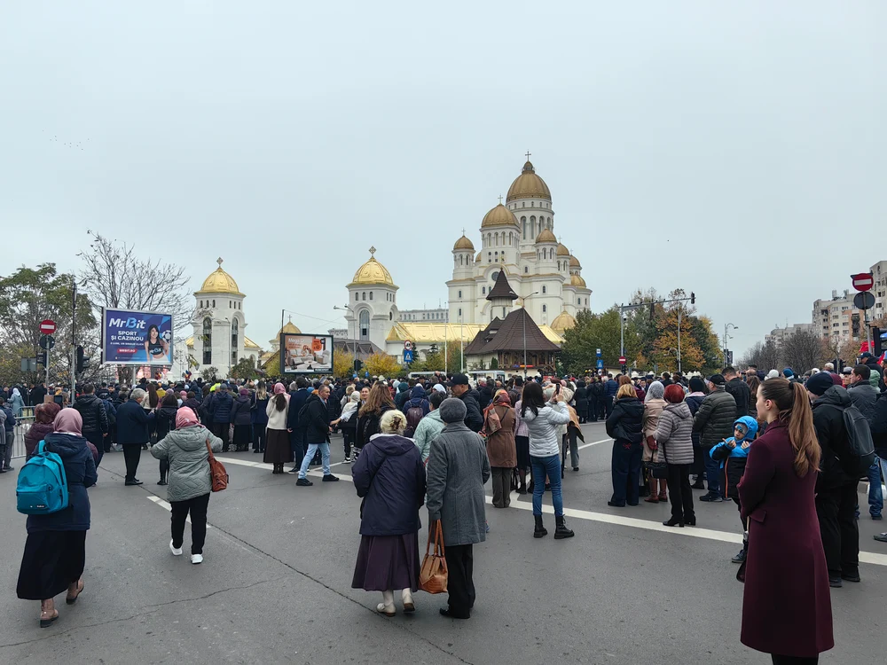 Politicieni huiduiți la sfințirea Catedralei Naționale. Susținătorii lui Călin Georgescu au strigat numele fostului candidat la prezidențiale