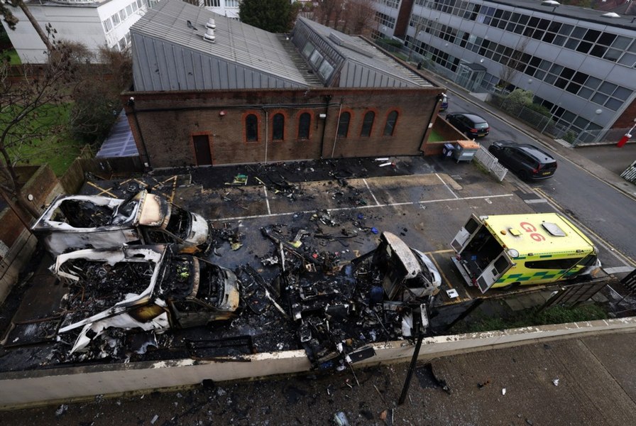 Momentul în care ambulanțele unui serviciu de voluntari din Londra sunt incendiate. Atacul a fost revendicat
