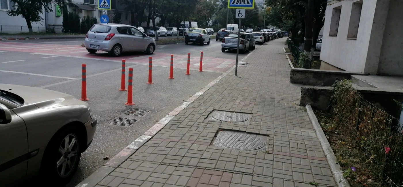 Stâlpii anti-parcare de la Botoşani FOTO Cosmin Zamfirache