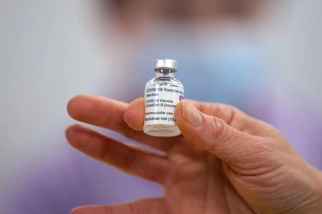 În centrele de vaccinare se vor utiliza atât doze AstraZeneca recepţionate de România în tranşa curentă, cât şi în tranşa anterioară FOTO EPA - EFE