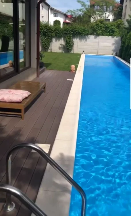 Soții au o curte luxoasă