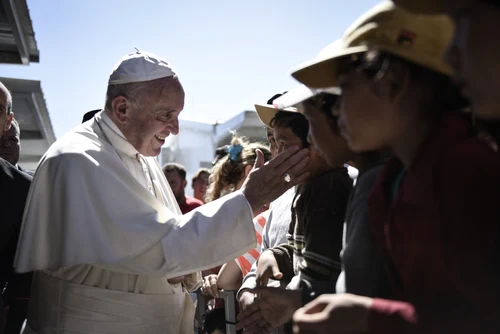 Papa Francis în vizită la refugiaţi sirieni din insula Lesbos. FOTO AP