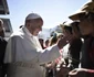 Papa Francis în vizită la refugiaţi sirieni din insula Lesbos. FOTO AP