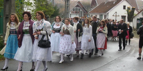 Nemţii din Gărâna au făcut parada costumelor populare în fiecare an