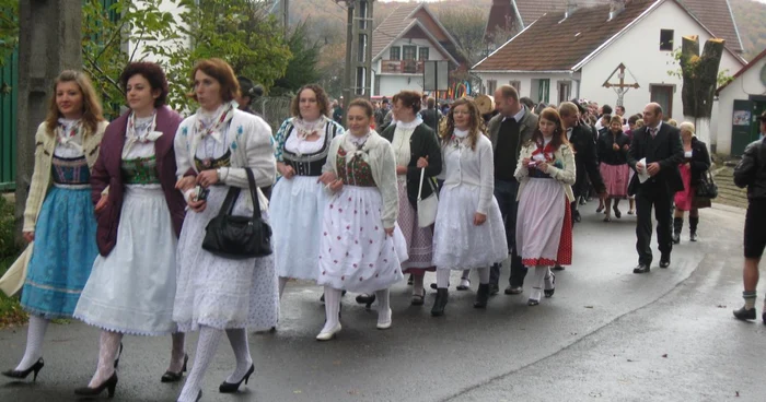 Nemţii din Gărâna au făcut parada costumelor populare în fiecare an