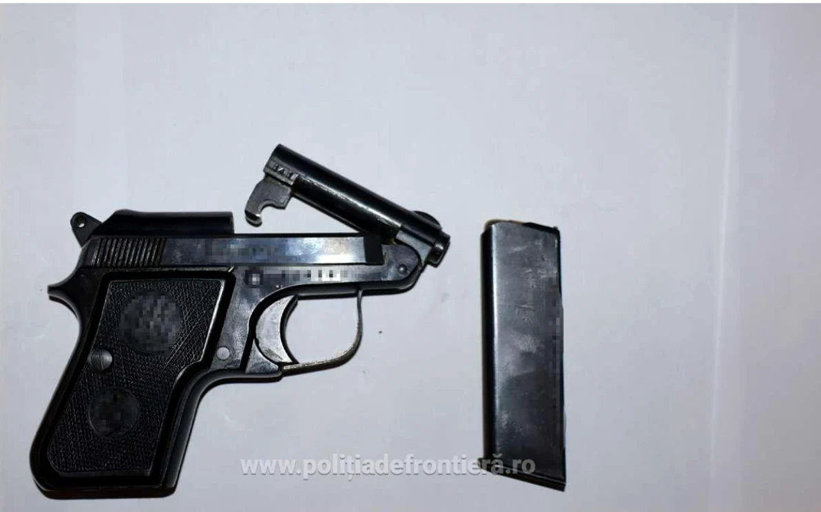 Pistol găsit la percheziții. FOTO Poliția de Frontieră