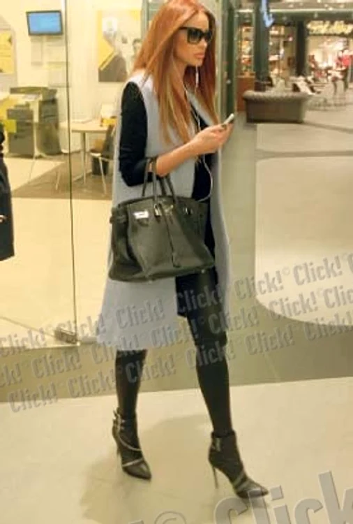 Bianca a avut ieri  o zi încărcată: a  fost la bancă, la  mall, apoi a mers  la un club (fotografii: mihai ionescu)