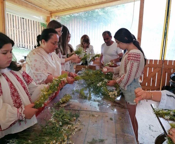 Obiceiuri străvechi de Drăgaică, astăzi dispărute. „Oamenii căutau şi culegeau iarba fiarelor”