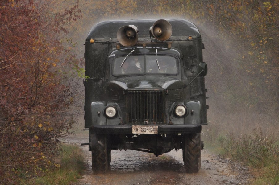 Caravana cu filme în Delta Dunării în anii ’60: de pe camionul Buceag, pelicula se proiecta pe clădirea școlii