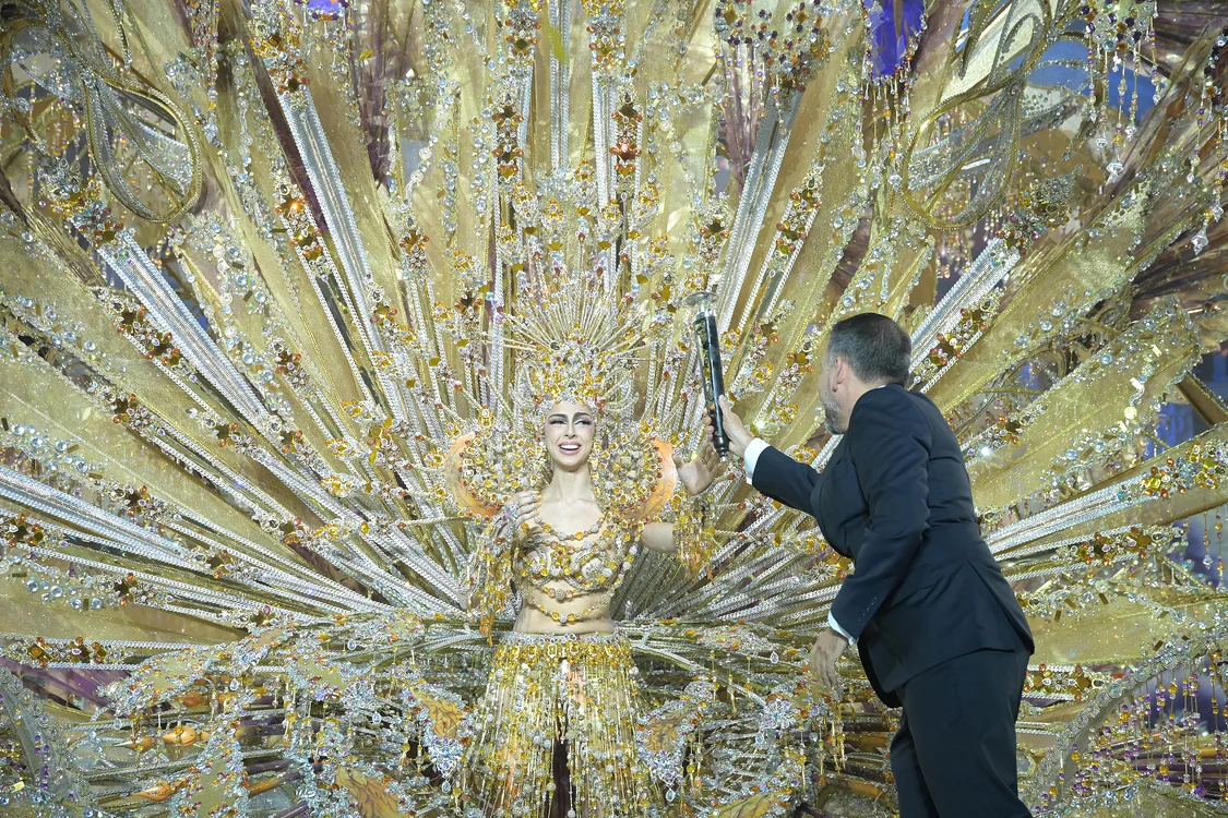 Carla Castro Castellano a purtat o ținută aurie (Foto: Profimedia)
