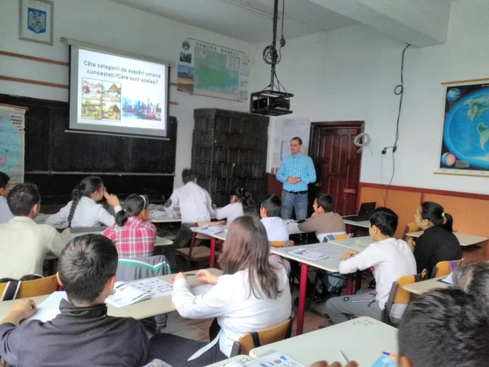 Georgian Ungur predă Geografie în comuna călărăşeană Modelu FOTO Arh.pers.G.U.