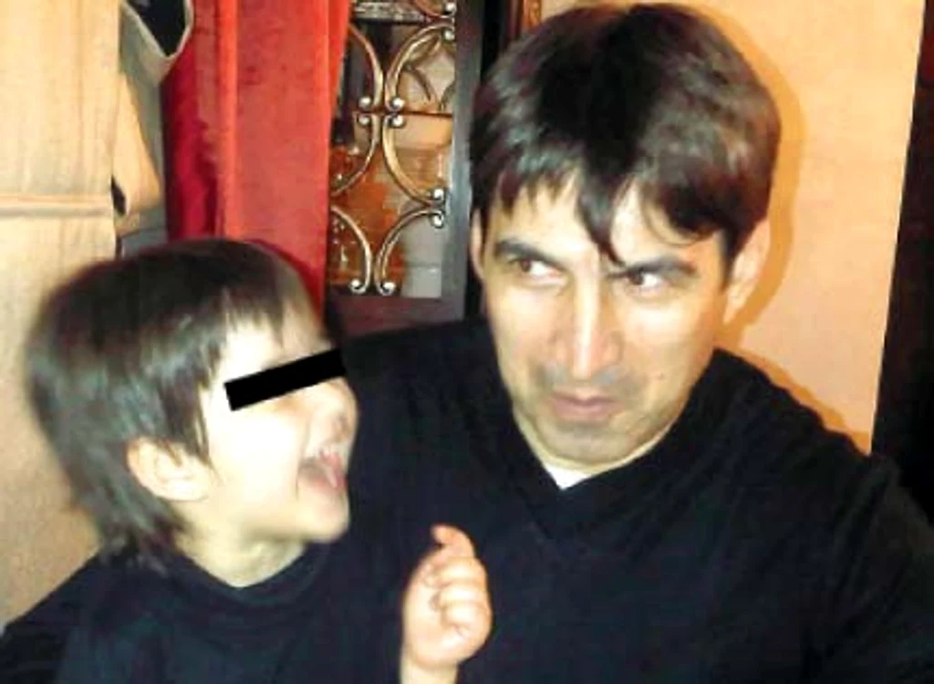 
    Victor Piţurcă, aici alături de fiul său,  într-o fotografie de acum cinci ani,  când selecţionerul era o prezenţă  constantă în viaţa micuţului  