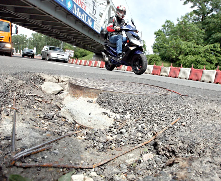 Groapa formată în jurul canalului e uriaşă. Măsoară 15 centimetri adâncime şi a fost astupată în martie 2012 (Fotografii: Sever Gheorghe)