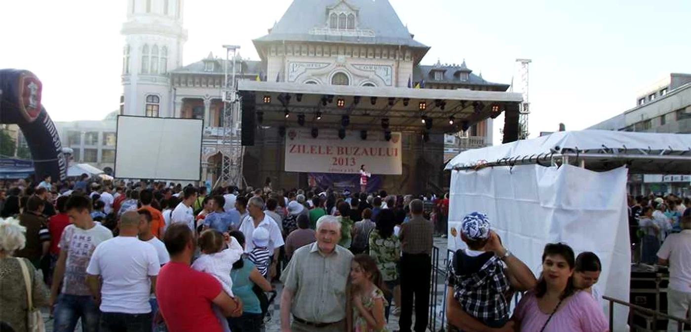 Mii de buzoieni au participat la spectacolele din centrul oraşului FOTO: Iulian Bunilă