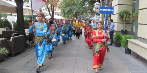 Un ansamblu folcloric a venit tocmai din Indonezia FOTO Ştefan Both