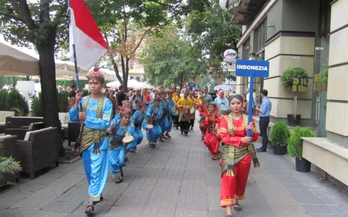 Un ansamblu folcloric a venit tocmai din Indonezia FOTO Ştefan Both