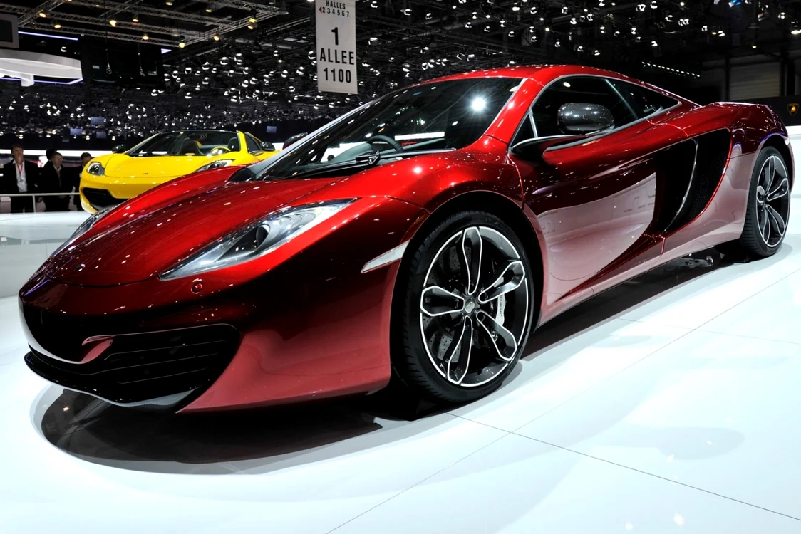 McLaren P1 are propulsie hibridă şi şasiu din fibră de carbon şi costă 866.000 de lire sterline  FOTO Guliver / Getty Images