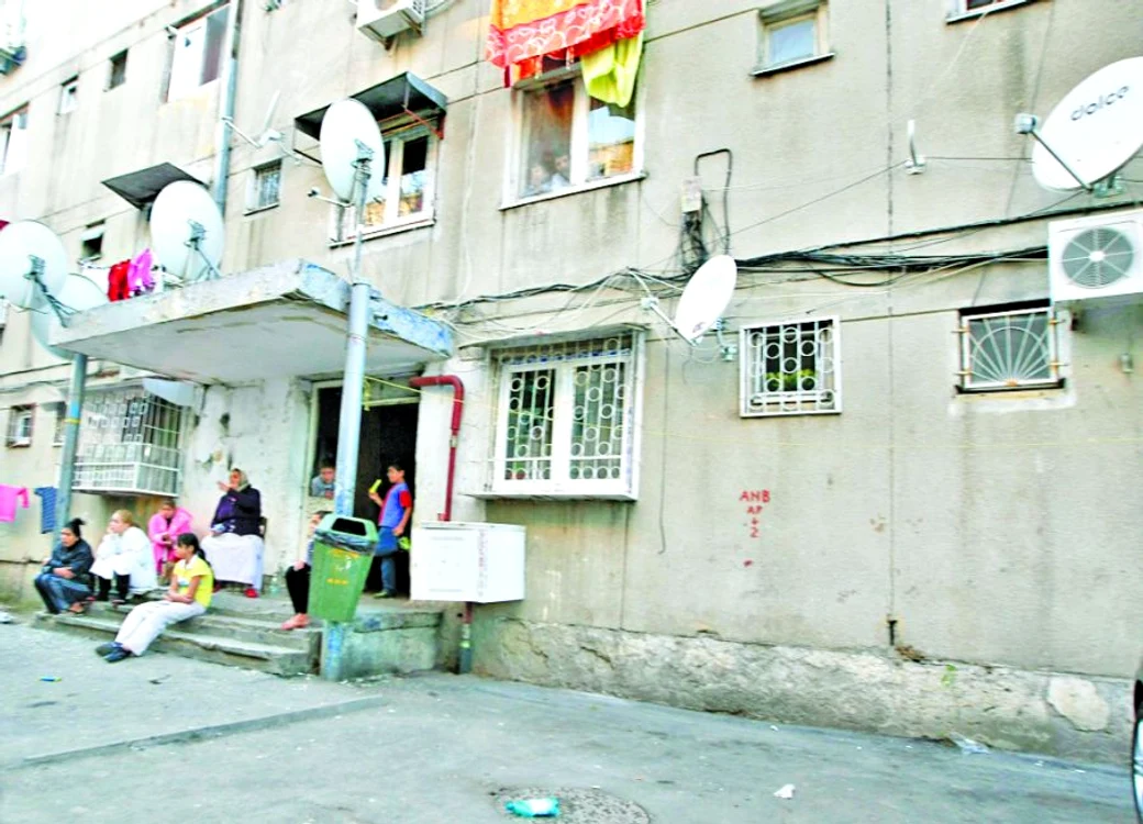 
    Iată blocul  de pe strada  Zăbrăuţului,  în care a locuit  proaspăta mămică  