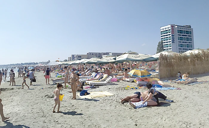 Mulți aleg să ”dea o fugă” în weekend pentru un bronz și o baie în Marea Neagră și uită de regulile de distanțare