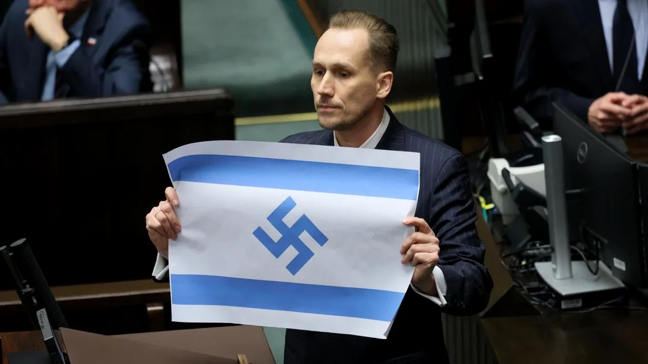 Deputatul Konrad Berkowicz cu steagul Israelului modificat. FOTO: X/@pl_european