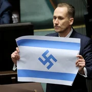 Un deputat al partidului de opoziție Konfederacja a acuzat statul Israel de comiterea unui „genocid” și a afișat un drapel modificat cu un simbol nazist FOTO X jpg