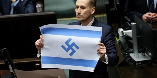 Un deputat al partidului de opoziție Konfederacja a acuzat statul Israel de comiterea unui „genocid” și a afișat un drapel modificat cu un simbol nazist  FOTO X jpg
