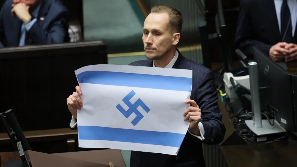 Scandal în Parlamentul Poloniei. Un deputat din opoziție acuză Israelul de „genocid” și flutură un steag modificat cu simbol nazist