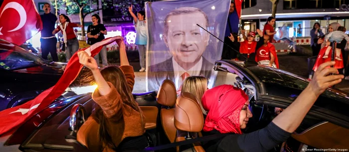 În Germania, cetăţenii turci au serbat victoria recentă la urne a lui Recep Tayyip Erdogan