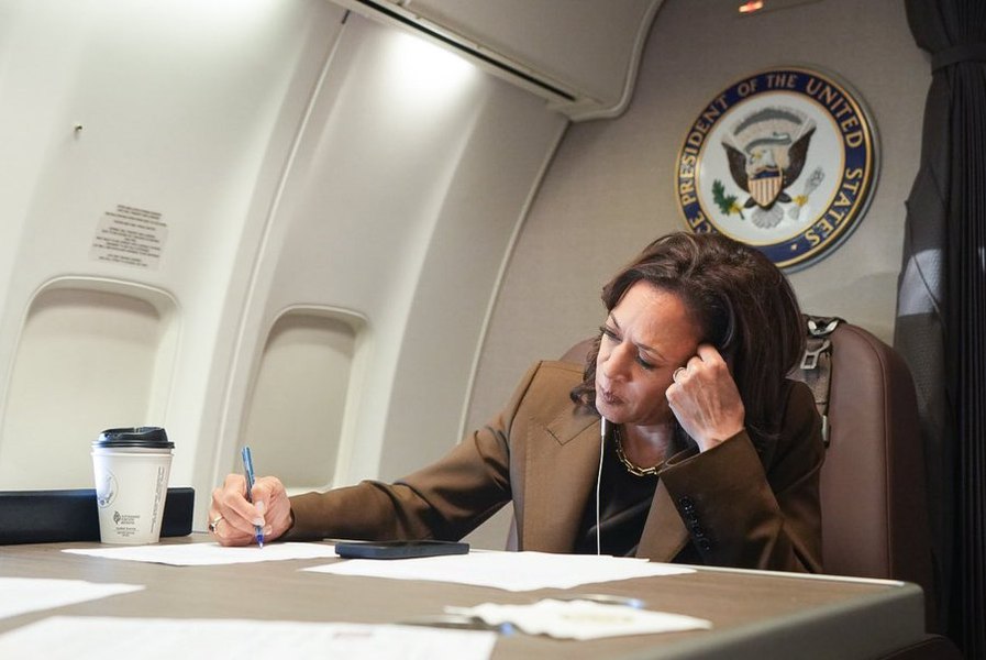 O fotografie cu Kamala Harris în avionul prezidențial suscită teorii ale conspirației. Trump: „Încă o fotografie falsă”