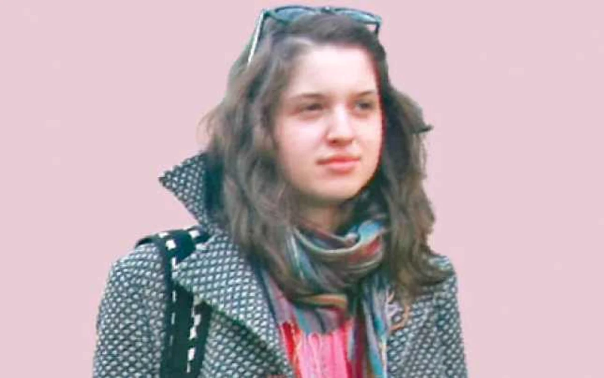 Cu geanta pe umăr, Emma trece pragul şcolii în fiecare zi  la ora 12.00