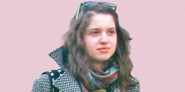 Cu geanta pe umăr, Emma trece pragul şcolii în fiecare zi  la ora 12.00