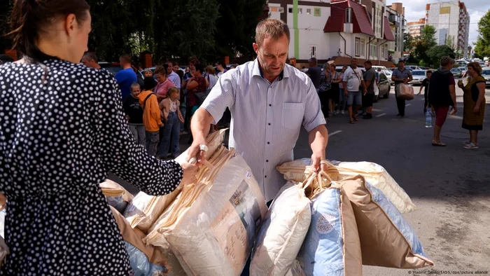 Voluntarii distribuie ajutoare pentru localnicii din Kursk