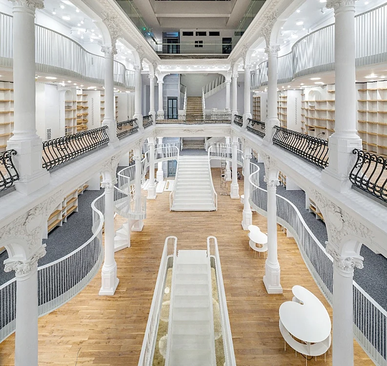 2015 - Astăzi, librăria va găzdui un spectacol de inaugurare, iar de joi se deschide pentru public