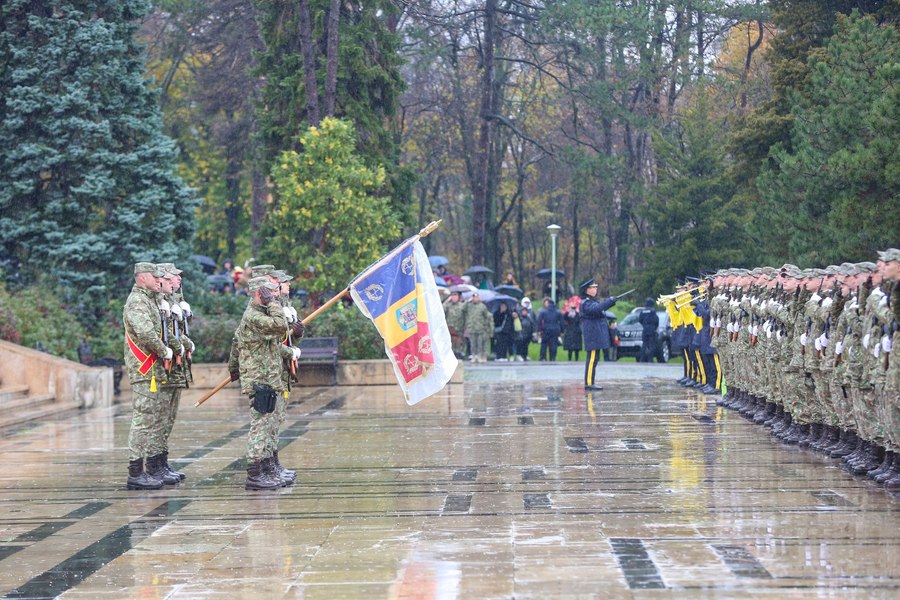 Intonarea imnului național, „fiasco total” la jurământul a 600 de recruți: „Nu mă așteptam la corul Madrigal, dar nici sa ne facem de râs in așa hal”