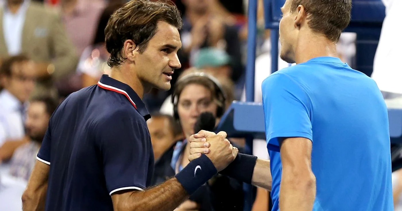 Roger Federer (stânga) poate sta liniştit: cel care îl ameninţase cu moartea şi-a cerut scuze