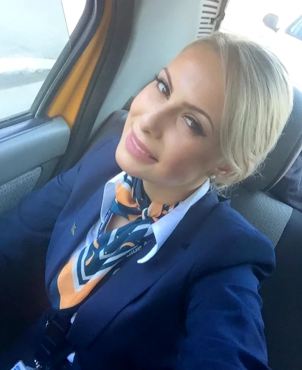 Noemi s-a făcut stewardesă