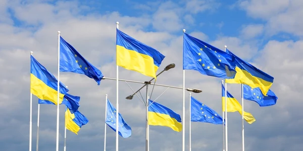 drapel ucrainean ucraina steag uniunea europeana foto shutterstock