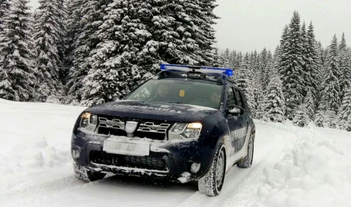 Turiştii, patru adulţi şi un copil minor în vârstă de 3 ani, din judeţul Suceava intenţionau să ajungă la un loc de cazare din zona Peştera.