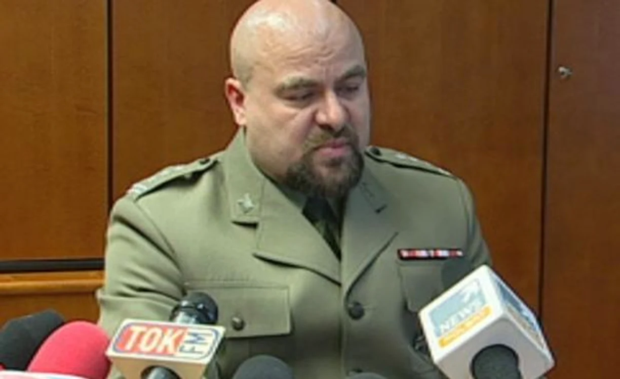 
    Procurorul militar Mikolaj Przybyl în conferinţa de presă, cu câteva minute înainte să se împuşte  