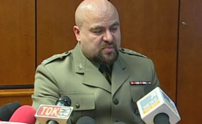 
    Procurorul militar Mikolaj Przybyl în conferinţa de presă, cu câteva minute înainte să se împuşte  