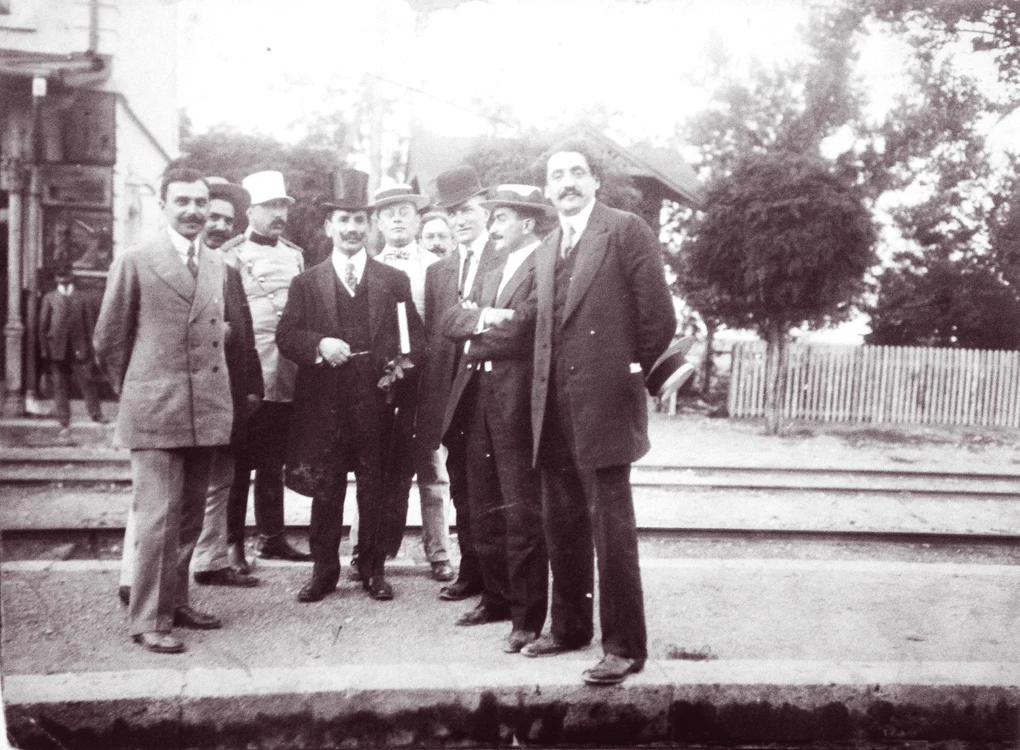 Prefectul judetului Prahova asteptand la gara familia regala (1915)
