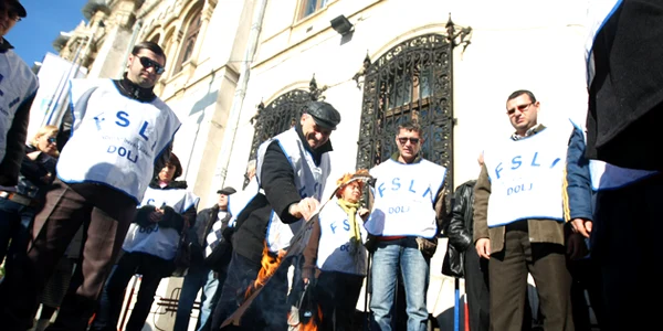 Sindicaliştii din FSLI Dolj au pichetat în noiembrie 2010 sediul Primăriei Craiova
