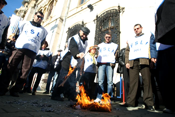 Sindicaliştii din FSLI Dolj au pichetat în noiembrie 2010 sediul Primăriei Craiova