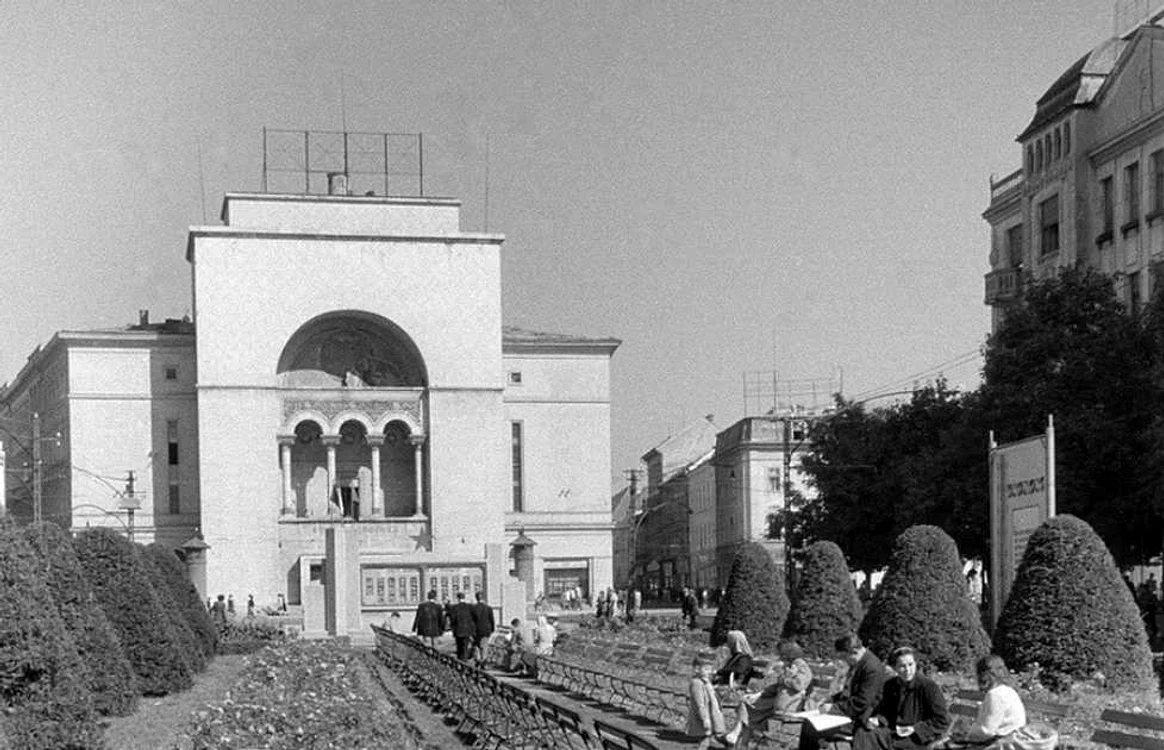 Clădirea Operei cu geamurile acoperite FOTO arhivă Adevărul