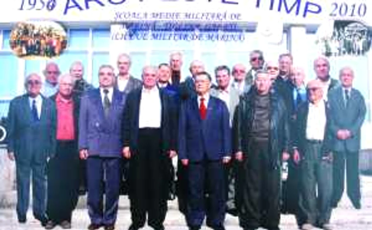 Contraamiralul George Petre, în primul rând, cu cravată roşie - la aniversarea Liceului Militar de Marină